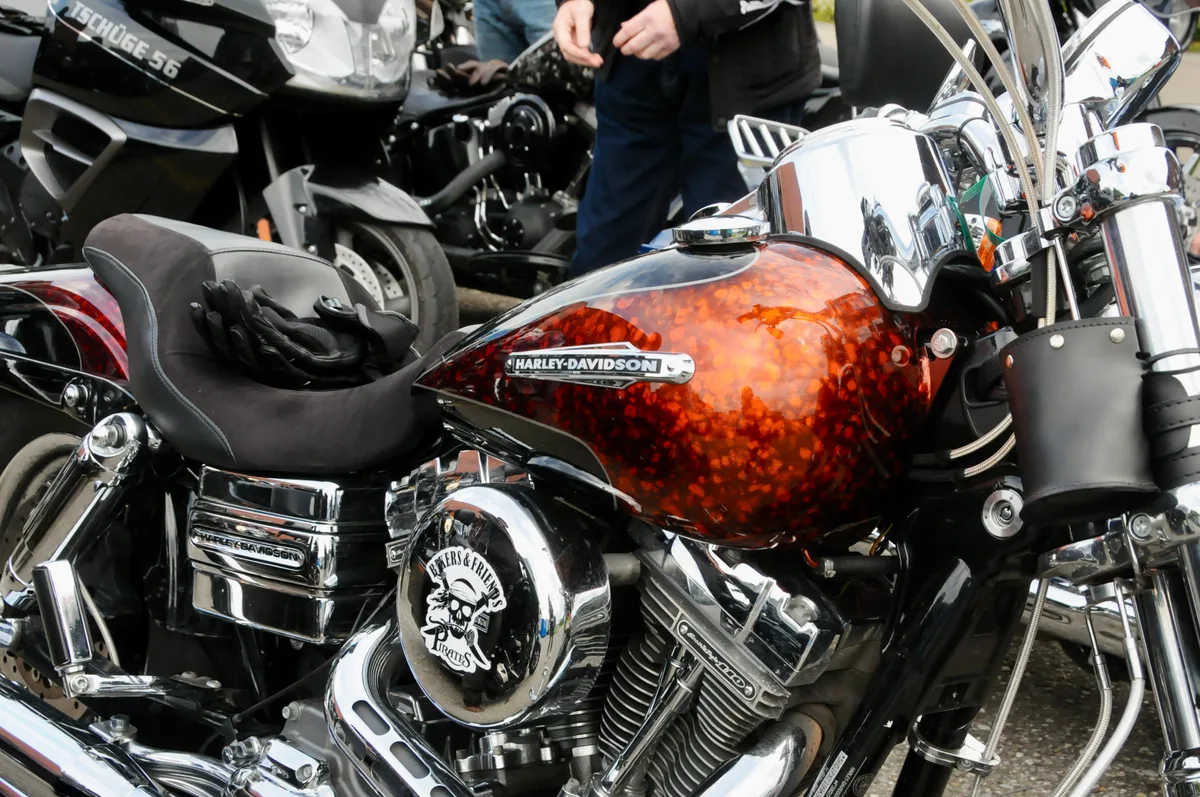 … wo bereits die Handschuhe auf ihren Einsatz warten. Knapp 170 Personen nehmen dieses Jahr am traditionellen Ramp Ride teil.